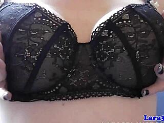 Enfermeira madura britânica divide pica dura num trio selvagem