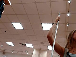 شقرا مراهقة 18+ مسكوها على كام مخفي، صريحة جدًا وما تدري إنها مراقبة