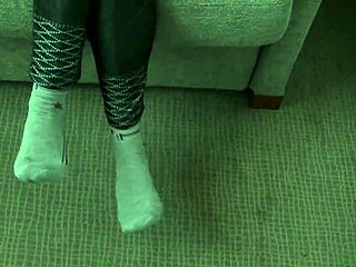 想看性感Shana足交吗？热辣详细爆