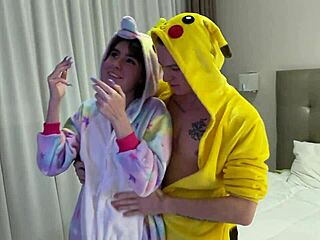 Dva drugara tuku tesnu pičkicu osamnaestogodišnjakinje!