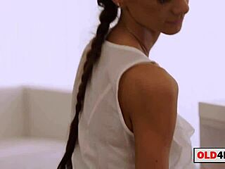 Sekretářka svádí šéfa kvůli zvýšení platu v kanceláři