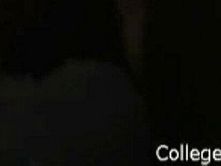 Vay! Küçük sarışın, vahşi üniversite partisinde sertçe biniyor