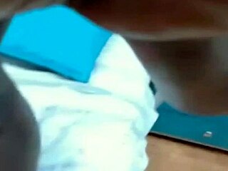 Ebony babe med hengende pupper og lange nipper på webcam, så het 🔥💦