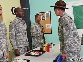 Gay futbol antrenörü takımını sıcak aksiyonda komuta ediyor