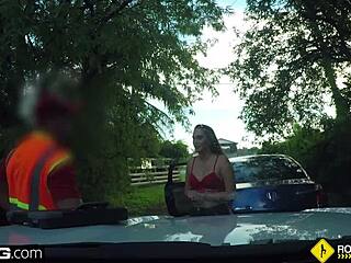 在路边，背叛的女友在户外为机械师口交，在这个POV场景中