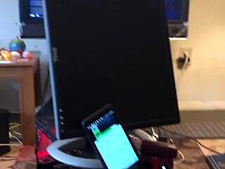 i tryin' to get my man's attenshun with feet while he streams live