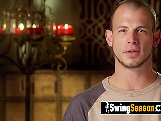 Zamężna para wymienia się w dzikich orgiach