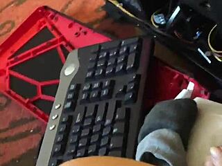 i tryin' to get my man's attenshun with feet while he streams live