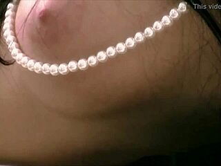 Aletta keeps her gloves on during the scene