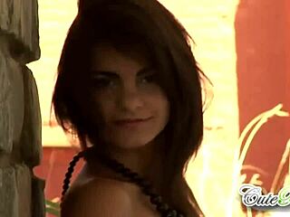 18岁棕发少女脱衣在可爱独奏中挑逗