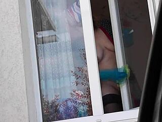 Milf nue en bas choque le chauffeur de taxi !