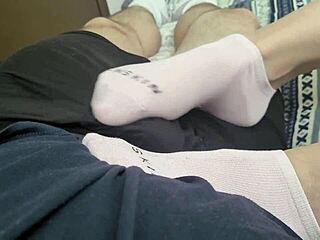 Hey, vil du se mine tæer tease pik til sticky footjob cumshot på sokker?