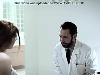 Oskuld collegestudent Adria Rae drömmer om större bröst under sjukhusbesök för avjungfrande