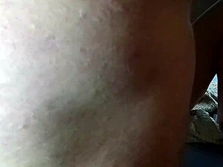 شيري شاي، جاهزة للاهتزاز على كسك المحلوق؟ دعنا نمزق الملابس ونصل إلى النشوة القوية!