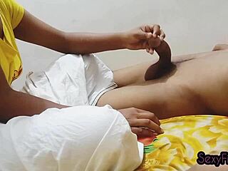 Perempuan murah nikmati dubur dalam dengan kawan baik.