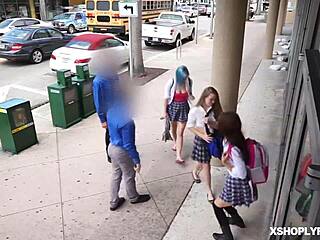 我是店员深喉吸lp警官的大鸡巴，哦，它太巨大了！