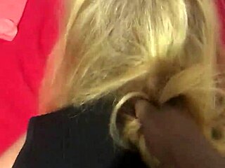 Nagy seggű nagymami mutogatja hatalmas idomait ma