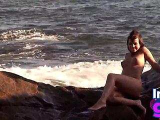 Vroča brineta v spodnjem perilu si praska pičko na plaži z punco