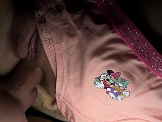 Temen kos panas biarin aku bor memeknya dan cum di celana dalam liar. Aksi kinky menanti!