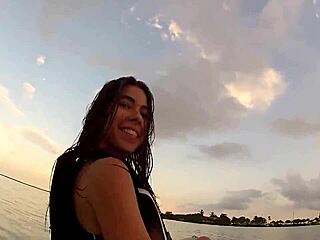 我在船上闪奶子哎呀！