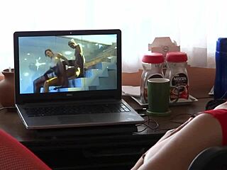 Minha esposa latina se masturba escondida vendo pornô enquanto câmeras pegam cada gemido 😈