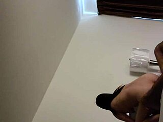 Μασκαρισμένη κινέζα MILF παίρνει κρέμα πίτας σε δωμάτιο ξενοδοχείου στην Καλιφόρνια