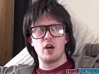 uhh، bimbo nerdy تمتص قضيب هذا الرجل تماماً