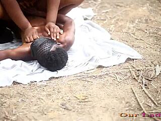 Endnu en vild afrikansk sexvideo med BBW-prinsesse bøjet over af landsbyens BBC-jæger udendørs