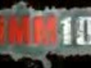 zrelá ryšavka s obrovskými falošnými cicmi vŕtaná mladým chlapom