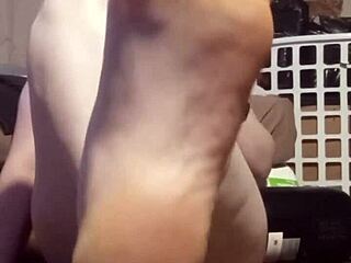 Hey, mau liat celana dalam putih sama kaki telanjang seksi?