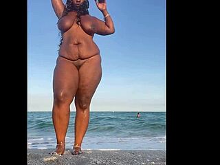 Ден на плажа с ебони милф и голям зад! 🔥