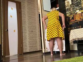 Мащеха се навежда и моли доведения син да я чука здраво в големия задник 😈