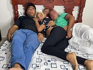 와, 남친이 옆에서 딴청 피우는 동안 몰래 친구가 내 엉덩이 만져!