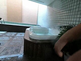 Esposa toma banho na piscina e sensualiza na hidro