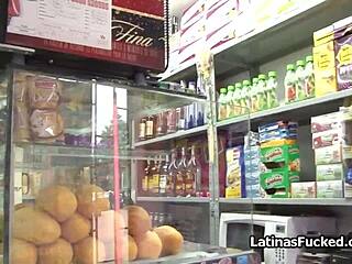 ממפגש בחנות להפקה קשה עם מצלמה מזיינת