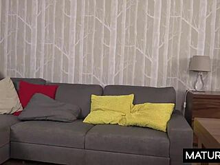 波兰熟女人妻老公不在猛干陌生屌？