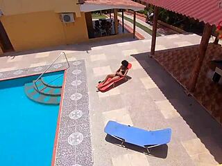 Vidio sam komšiju kako gleda kako jebem ovu latinu sa velikom guzom u bazenu