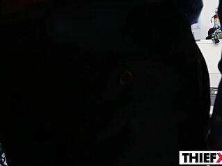 小偷Penelope Reed车库办公室盗窃吸大鸡巴