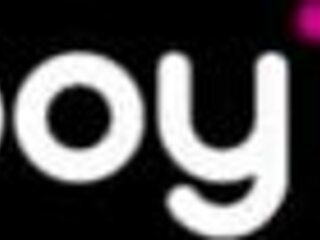 スキニーなエボニーのアナ・フォックスが暗い部屋で淫乱ランジェリーを脱ぐ