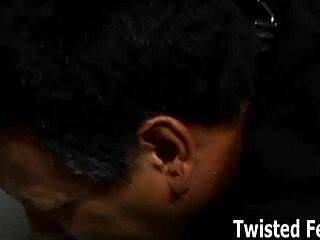 Paní ponižuje otroka kopáním do koulí a dominací v POV