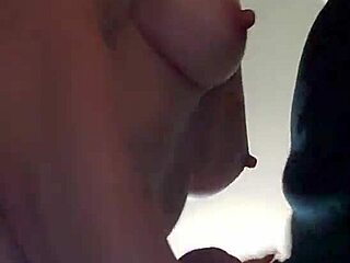 Обичам да смучкам и да гълтам твоя огромен заряд от сперма