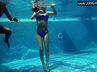 מיה פררי ולינה מרקורי משחקות לוהטות במקלחת