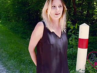 lucille blonde coquine avec un joli petit cul