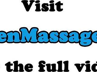 Storbrystet ebony tøs sprøjtet af massøren