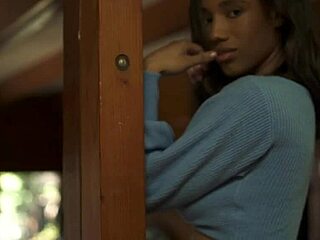 Gros seins, milf noire Brookliyn Wren épate en striptease solo pour Playboy.