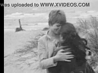 שלישיית לסביות וינטג' נהנית בטבע בסגנון רטרו בחוץ