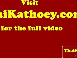 Uau! Azijska shemale se boža v mrežastih nogavicah!