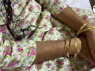 Seks ibu janda dikongkek keras oleh kote besar India