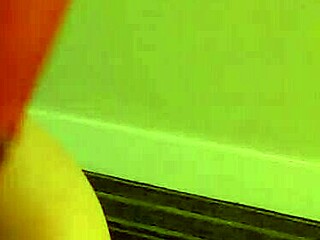 Blondin med huva deepthroatar fet kuk i hemmagjord blowjob