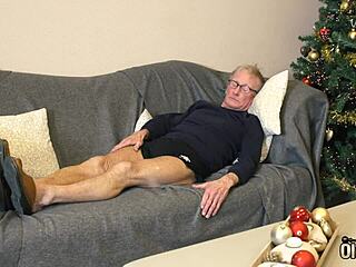 70-годишен мъж проблясва 18-годишна тийнейджърка в див екшън с дълбоко гърло и гълтане на сперма